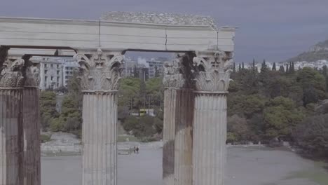Toma-Aérea-De-La-Arquitectura-Griega-Y-Columnas-En-Atenas,-Grecia-2