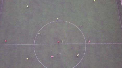 Gute-Drohnenluftaufnahme-über-Ein-Fußballspiel-Auf-Einem-Fußballplatz
