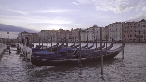 Schöne-Aufnahme-Von-Venedig-Italien-Mit-Kanälen-Und-Gondeln