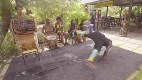 Los-Bailarines-De-Break-Dance-Realizan-Para-El-Turismo-En-Un-Escenario-En-Jamaica