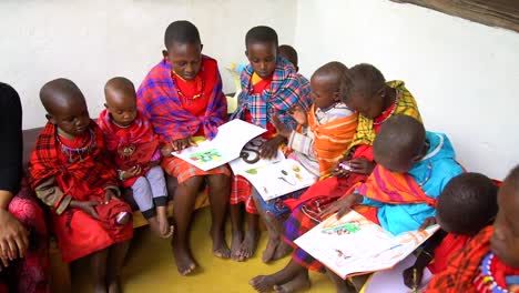 Junge-Kenianische-Kinder-Lernen-Lesen-Und-Erfahren-Afrikanische-Alphabetisierung