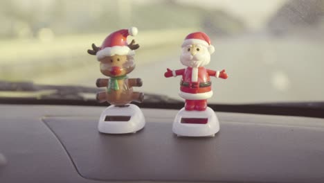 Muñecos-De-Santa-Y-Reno-Bobblehead-En-El-Salpicadero-Decir-Feliz-Navidad