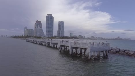 Antena-Sobre-Miami-Florida-Pier-Con-Playas-Y-Rascacielos