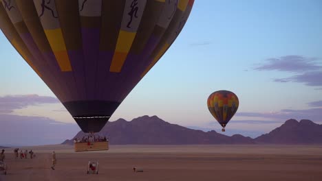 Heißluftballons-Starten-In-Der-Namib-Wüste-In-Namibia