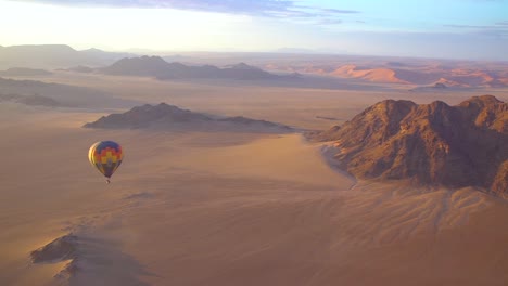 Globos-De-Aire-Caliente-Vuelan-En-El-Desierto-De-Namib-En-Namibia