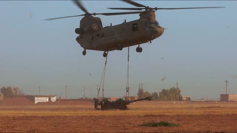 Ein-Hubschrauber-Bringt-Artillerieausrüstung-Zu-Amerikanischen-Soldaten,-Die-Im-Punjiha-Irak-Stationiert-Sind