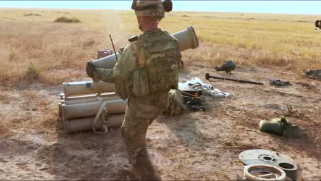 Artillerie-Und-Kommunikationsausrüstung-Werden-Von-Amerikanischen-Soldaten-Aufgestellt,-Die-In-Punjiha-Irak-Stationiert-Sind