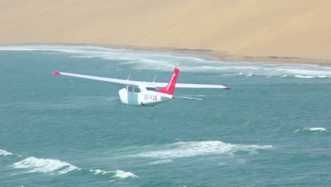 Zeitlupe-Luft-zu-Luft-Aufnahme-Eines-Leichten-Flugzeugs,-Das-über-Die-Namib-Wüste-Skelettküste-Namibias-Fliegt-1