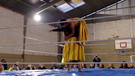 Weibliche-Cholita-Ringer-In-Einheimischer-Tracht-Kämpfen-In-Einem-Boxring-In-Bolivien