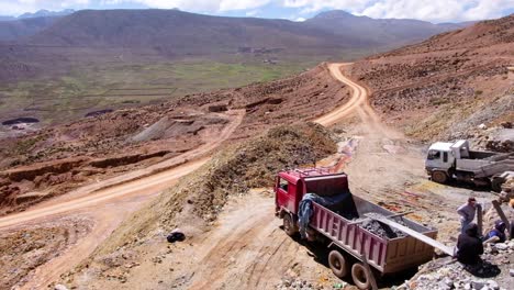 Establecimiento-De-Tiro-De-La-Mina-De-Plata-Y-Estaño-De-Potosí-En-Bolivia,-América-Del-Sur
