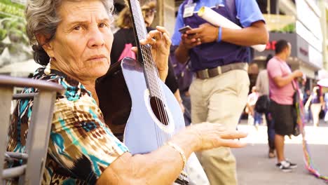 Una-Mujer-Ejecutante-De-La-Calle-Toca-La-Guitarra-En-La-Calle-En-Costa-Rica