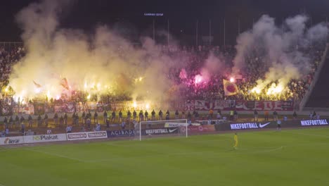 Ein-Aufruhr-Und-Brände-Brechen-Aus,-Als-Fußball-Hooligans-Bei-Einem-Fußballspiel-In-Novi-Sad-Serbien-Verrückt-Werden-3