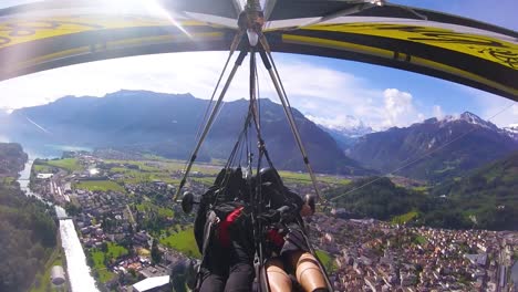 Schöne-Gopro-Pov-Luftaufnahme-Eines-Hängegleiters,-Der-über-Schweizer-Alpen-Und-Dörfer-Fliegt-4