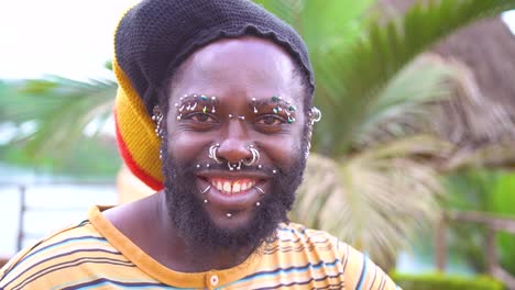Ein-Afrikanischer-Mann-Mit-Mehreren-Piercings-Lächelt-In-Uganda-In-Die-Kamera