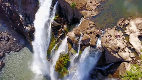 Antenne-Eines-Mannes-Und-Einer-Frau,-Die-Im-Devil&#39;s-Pool-Wasserfall-Bei-Victoria-Falls-Sambia-Sitzen-2