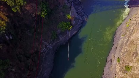 Increíble-Antena-Drone-De-Un-Hombre-Bungee-Jump-Desde-Un-Puente-En-Zambia-Zimbawbwe-África
