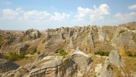 Hermosa-Antena-Sobre-Formaciones-Rocosas-De-Piedra-En-Madagascar-África