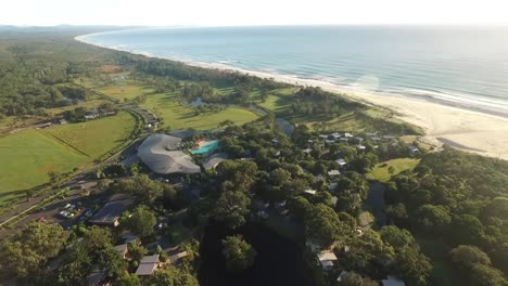 Eine-Luftaufnahme-Zeigt-Die-Elemente-Des-Byron-Resort-In-New-South-Wales-Australien