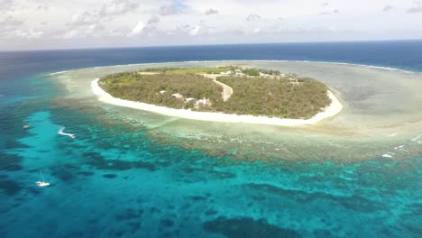 Eine-Luftaufnahme-Zeigt-Menschen,-Die-Auf-Lady-Elliot-Island,-Einer-Koralleninsel-Des-Great-Barrier-Reef-In-Australien,-Boot-Fahren