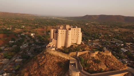 Eine-Luftaufnahme-Zeigt-Die-Alila-Fort-Bishangarh-In-Jaipur-Rajasthan-Indien