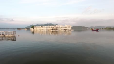 Se-Ve-El-Palacio-Del-Lago-Taj-En-El-Lago-Pichola-En-Udaipur-India
