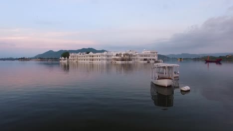 Los-Barcos-Son-Vistos-Por-El-Taj-Lake-Palace-En-El-Lago-Pichola-En-Udaipur,-India