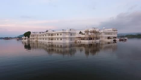 El-Taj-Lake-Palace-En-El-Lago-Pichola-En-Udaipur-India-Se-Ve-Al-Atardecer-1
