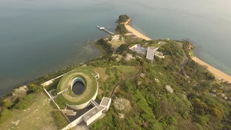 Eine-Luftaufnahme-Zeigt-Das-Benesse-haus-Auf-Der-Insel-Naoshima-In-Japan