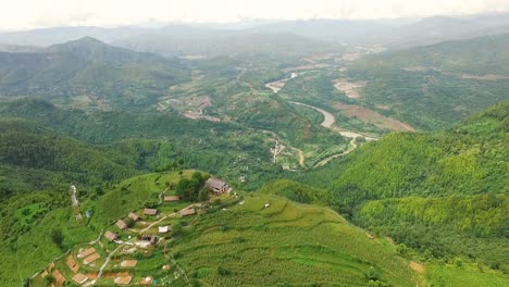 An-vista-aérea-view-shows-a-montaña-village-in-Nepal