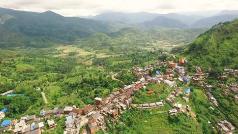 Una-Vista-Aérea-Muestra-Un-Pueblo-De-Montaña-En-Nepal-1