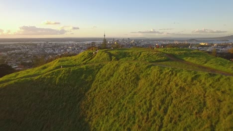 Eine-Luftaufnahme-Zeigt-Touristen,-Die-Maungawhau-Besuchen,-Den-Vulkanischen-Gipfel-Des-Mount-Eden-In-Auckland-Neuseeland-2