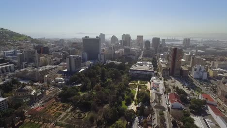 Eine-Luftaufnahme-Zeigt-Architektur-öffentliche-Parks-Und-Verkehr-In-Kapstadt-Südafrika