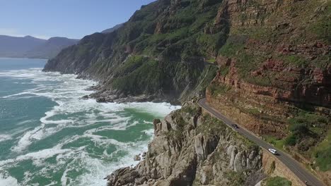 Los-Coches-Se-Ven-Conduciendo-Por-La-Orilla-Del-Mar-A-Lo-Largo-De-Chapman&#39;s-Peak-En-Sudáfrica