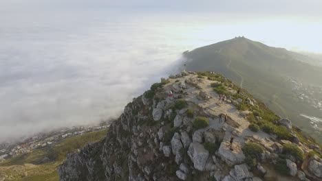 Eine-Luftaufnahme-Zeigt-Touristen-Auf-Dem-Berg-Des-Löwenkopfes-In-Kapstadt-Südafrika