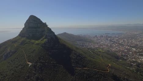 Eine-Luftaufnahme-Zeigt-Den-Löwenkopfberg-Und-Das-Nahegelegene-Wasser-In-Kapstadt-Südafrika