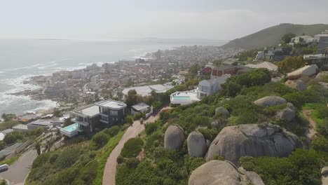 Eine-Luftaufnahme-Zeigt-Den-Wohlhabenden-Vorort-Bantry-Bay-In-Kapstadt-Südafrika