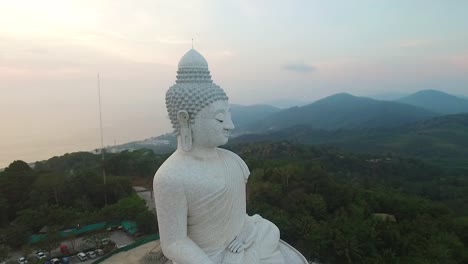 Eine-Luftaufnahme-Zeigt-Den-Großen-Buddha-Von-Phuket-In-Phuket-Thailand