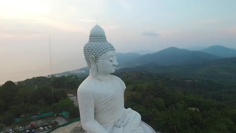 Eine-Luftaufnahme-Zeigt-Den-Großen-Buddha-Von-Phuket-In-Phuket-Thailand-Bei-Sonnenuntergang