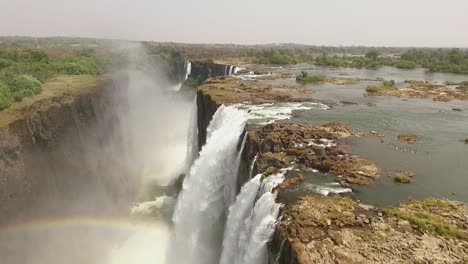Eine-Luftaufnahme-Zeigt-Victoria-Falls-Am-Devil&#39;s-Pool-In-Sambia