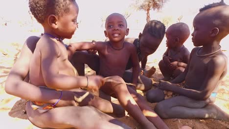 Süße-Himba-Stammeskinder-Afrikas-Spielen-Glücklich-In-Zeitlupe