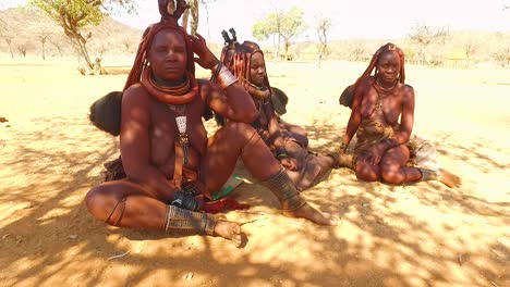 Himba-Stammesfrauen-Zeigen-Ihre-Schlammhaarverlängerungen-Und-Ungewöhnlichen-Geflochtenen-Dreadlock-Frisuren
