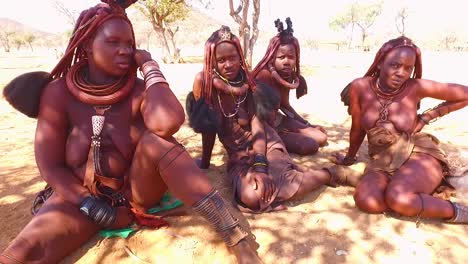 Himba-Stammesfrauen-Zeigen-Ihre-Schlammhaarverlängerungen-Und-Ungewöhnlichen-Geflochtenen-Dreadlock-Frisuren-2