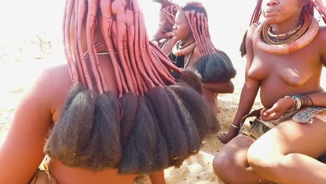 Himba-Stammesfrauen-Zeigen-Ihre-Schlammhaarverlängerungen-Und-Ungewöhnlichen-Geflochtenen-Dreadlock-Frisuren-4