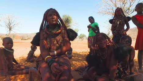 Himba-Stammesfrauen-Mit-Babys-Zeigen-Ihre-Schlammhaarverlängerungen-Und-Ungewöhnlichen-Geflochtenen-Dreadlock-Frisuren-2