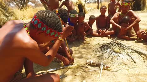 Bosquimanos-Tribales-San-Africanos-Hacen-Fuego-De-La-Manera-Tradicional-En-Una-Pequeña-Aldea-Primitiva-En-Namibia-África