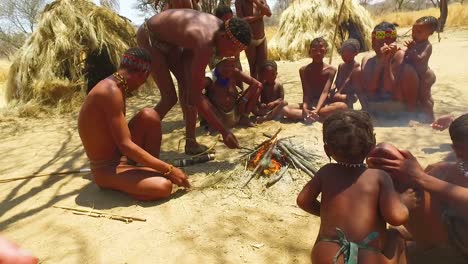 Afrikanische-San-Stammes-Buschmänner-Machen-Feuer-Auf-Traditionelle-Weise-In-Einem-Kleinen-Primitiven-Dorf-In-Namibia-Afrika-2