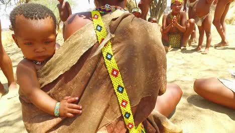Afrikanische-San-Stammes-Buschmänner-Führen-In-Einem-Kleinen-Primitiven-Dorf-In-Namibia-Afrika-Einen-Feuertanz-Auf
