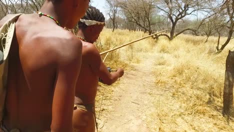 Cazadores-De-Bosquimanos-Tribales-San-En-Namibia-áfrica-Caminan-Tranquilamente-Huelen-El-Aire-Y-Toman-Muestras-Del-Suelo-Para-Ver-La-Dirección-Del-Viento-Cazando-Presas