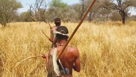 San-Tribales-Bosquimanos-Cazadores-En-Namibia-áfrica-Caminan-Tranquilamente-Huelen-El-Aire-Y-Toman-Muestras-Del-Suelo-Para-Ver-La-Dirección-Del-Viento-Cazando-Presas
