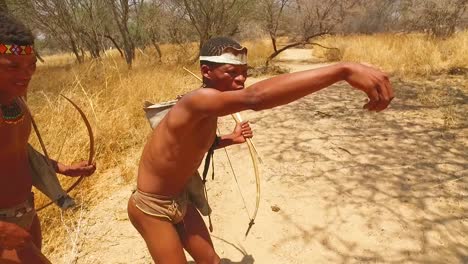 San-Tribal-Buschmann-Jäger-In-Namibia-Afrika-Gehen-Leise,-Schnuppern-Die-Luft-Und-Probieren-Den-Boden-Für-Die-Windrichtung-Jagd-Nach-Beute